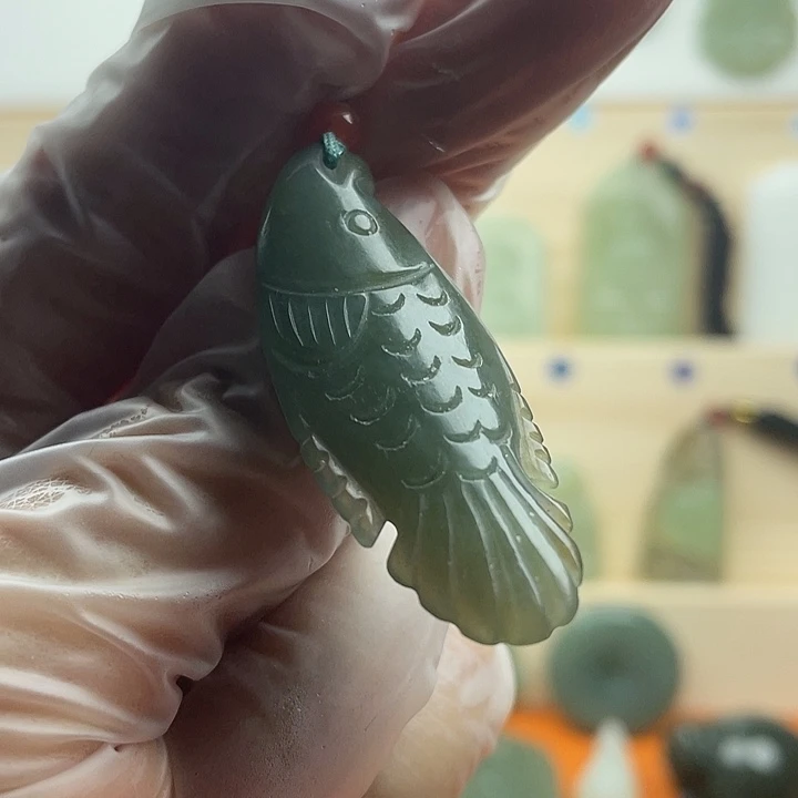 双面雕小金鱼吊坠