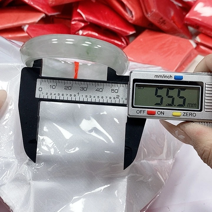 翡翠手镯未镶嵌89。