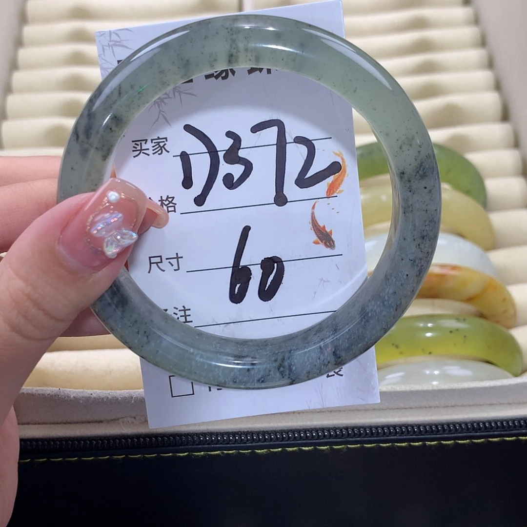 【闪购商品】未镶嵌蛇纹石玉手镯