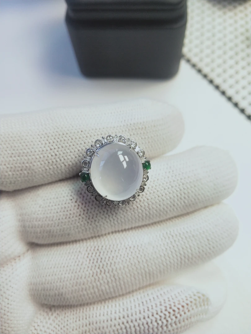 18K白金豪镶高冰翡翠戒指