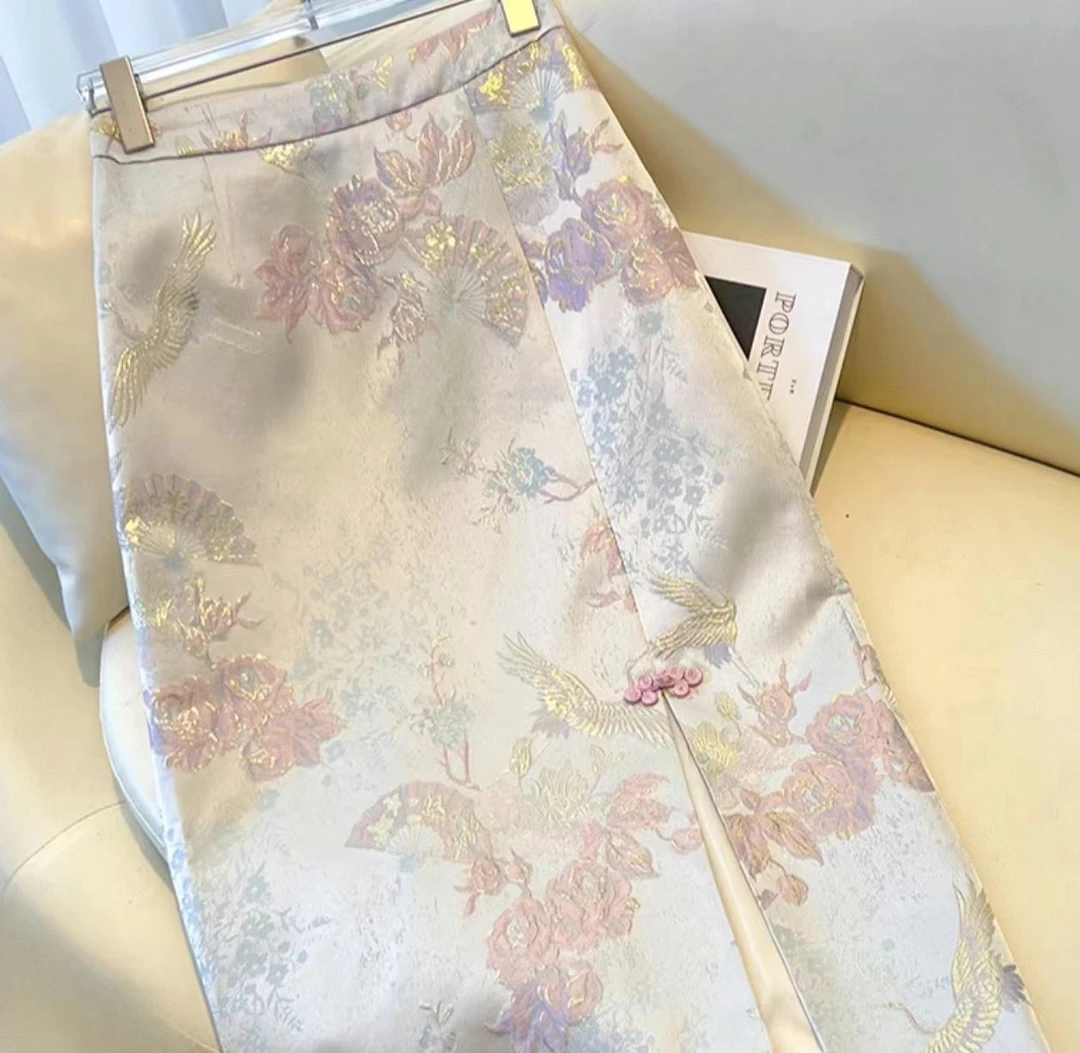 新中式国风半身裙女2025新款马面裙重工刺绣缎面包臀半裙