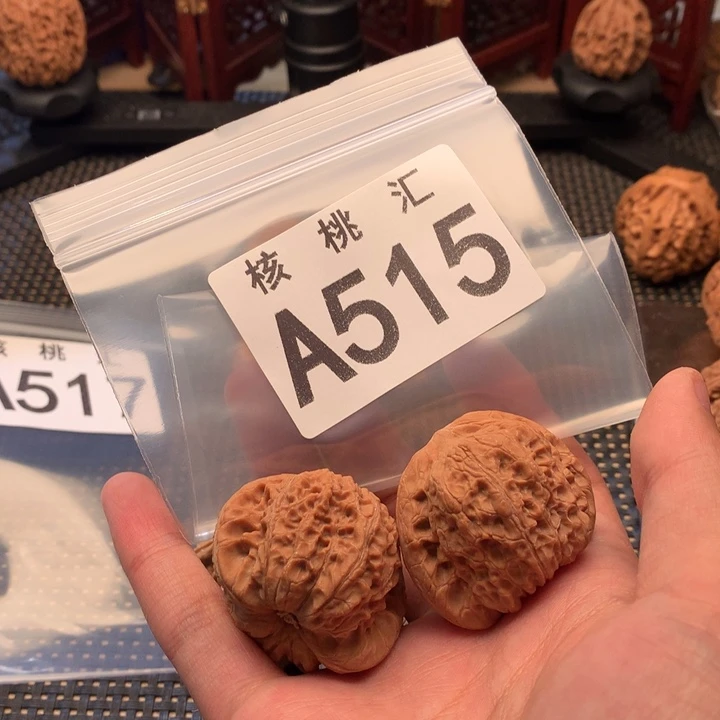 文玩核桃吊坠血麒麟