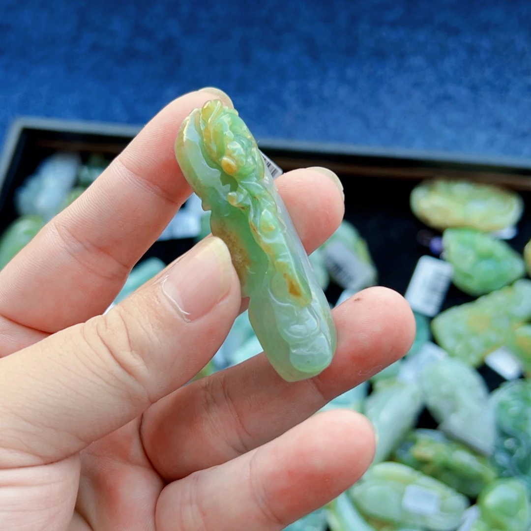 翡翠未镶嵌颈饰挂件