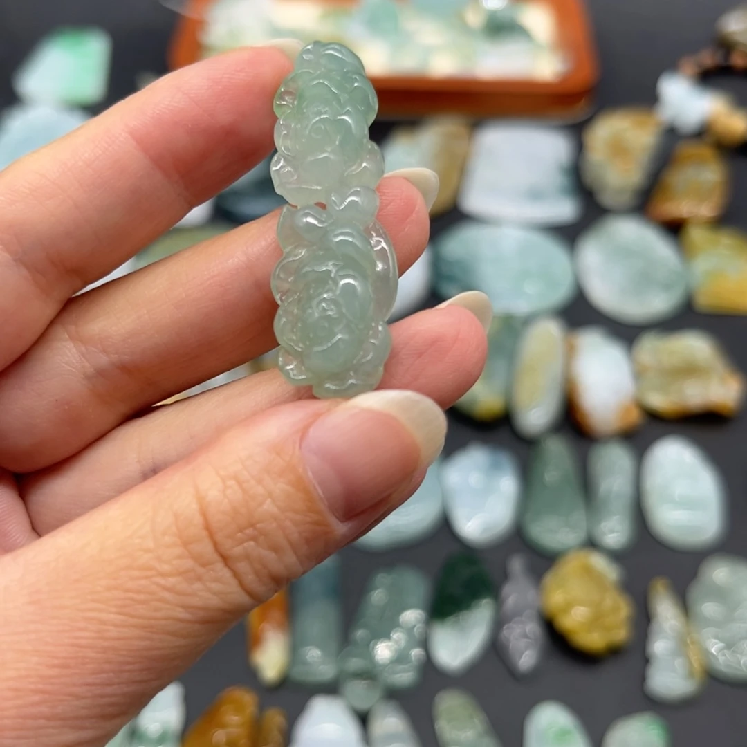 翡翠未镶嵌颈饰并蒂莲