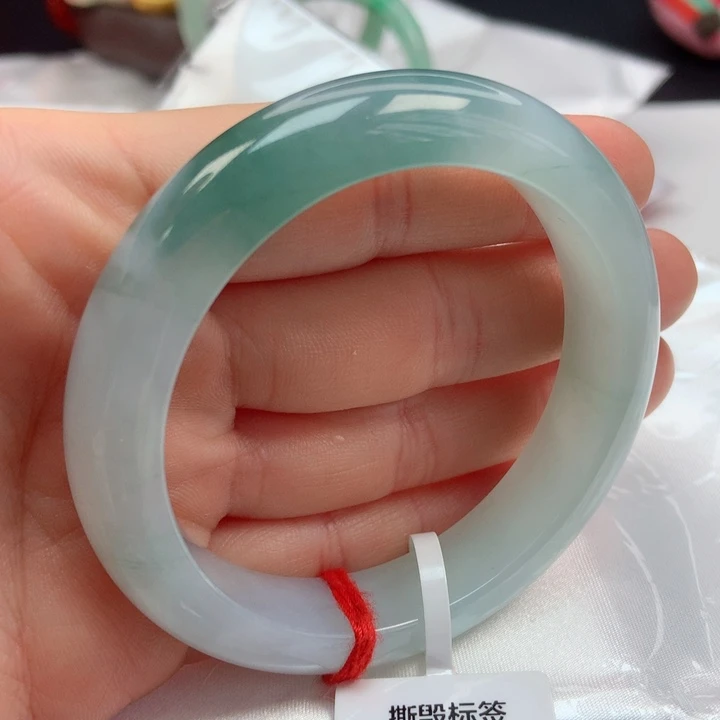 翡翠手镯未镶嵌54圈