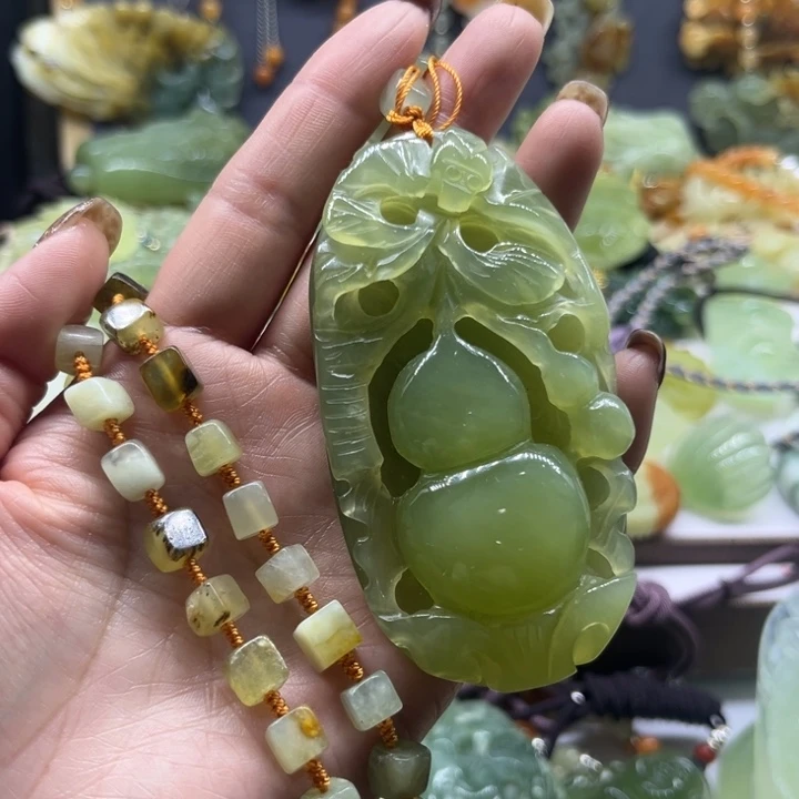 蛇纹石玉未镶嵌颈饰