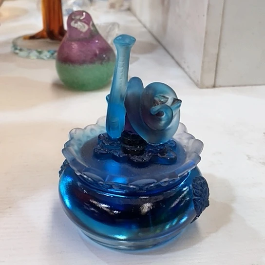 琉璃花瓶高10厘米宽8厘米