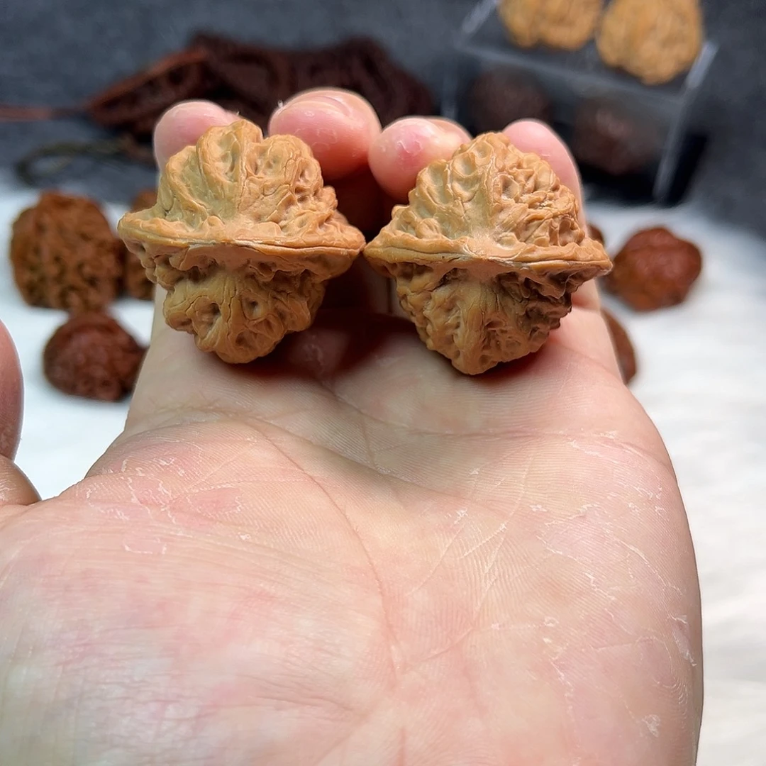 文玩核桃吊坠佛肚，双面对主筋