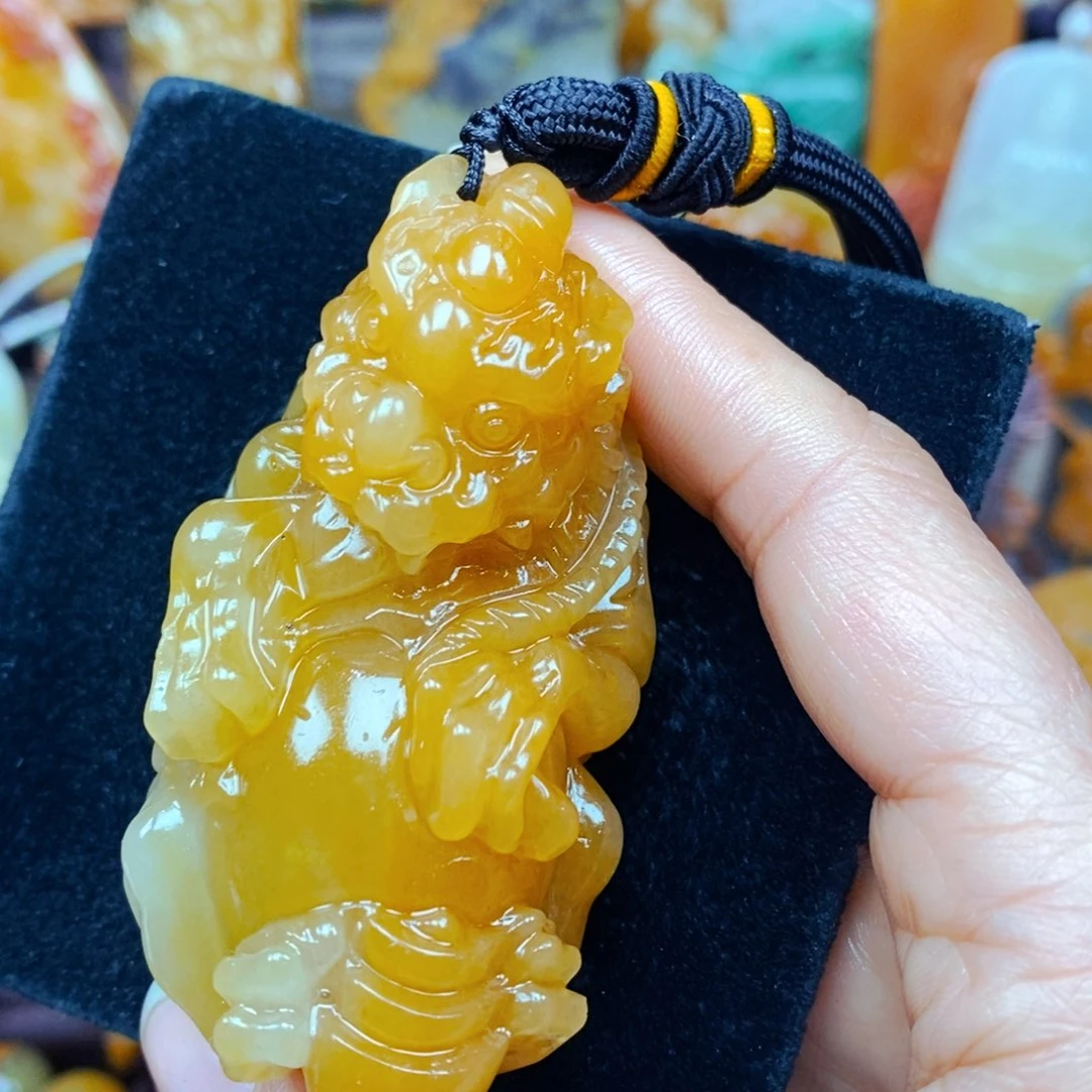 未镶嵌石英质玉（黄龙玉）颈饰