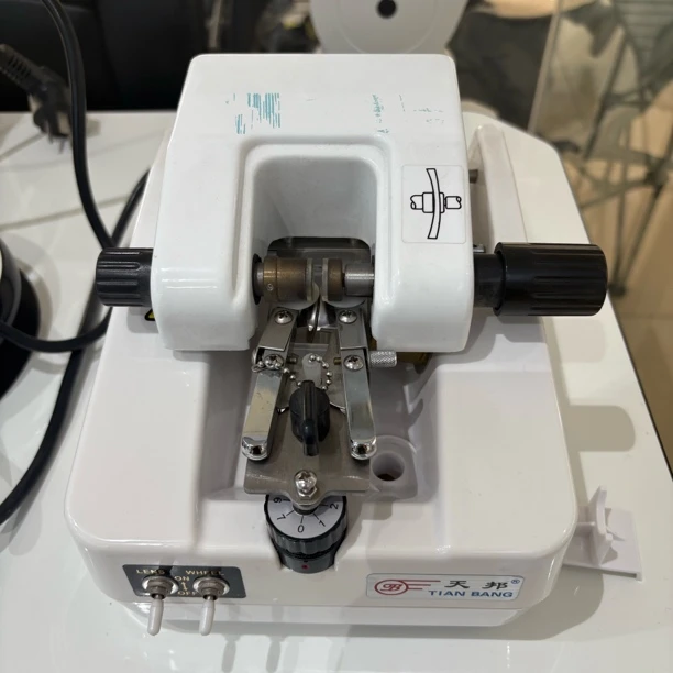 好帮手镜片开槽机可开大极弯镜片半框拉丝加工设备