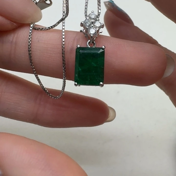 未镶嵌颈饰祖母绿