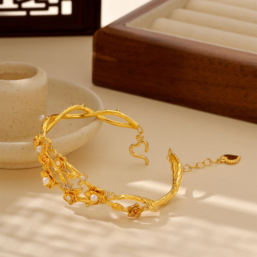 铜合金手镯 新款镀黄金色镂空点钻花朵开口手环女轻奢时尚手饰品