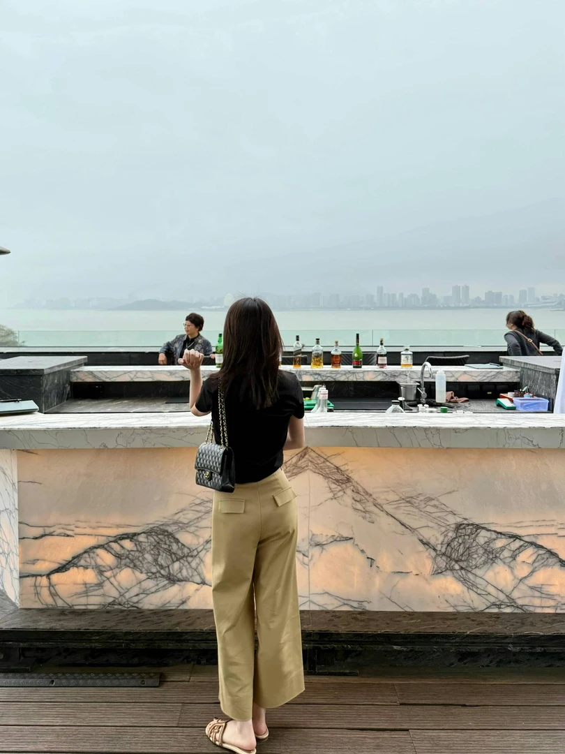 女装早春新款时尚简约气质短袖百搭修身显瘦千金纯欲慵懒风女装