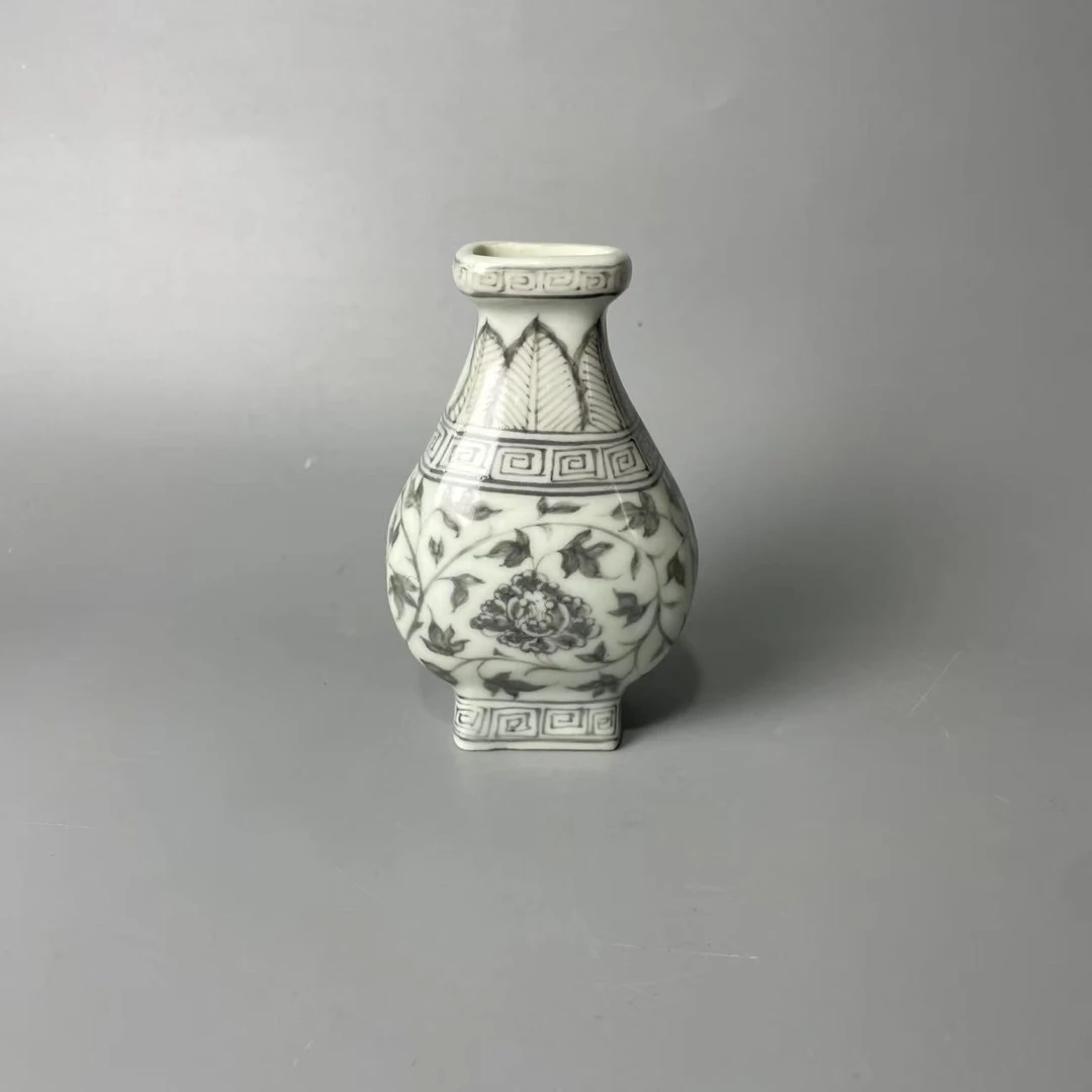 釉里红缠枝莲纹瓶