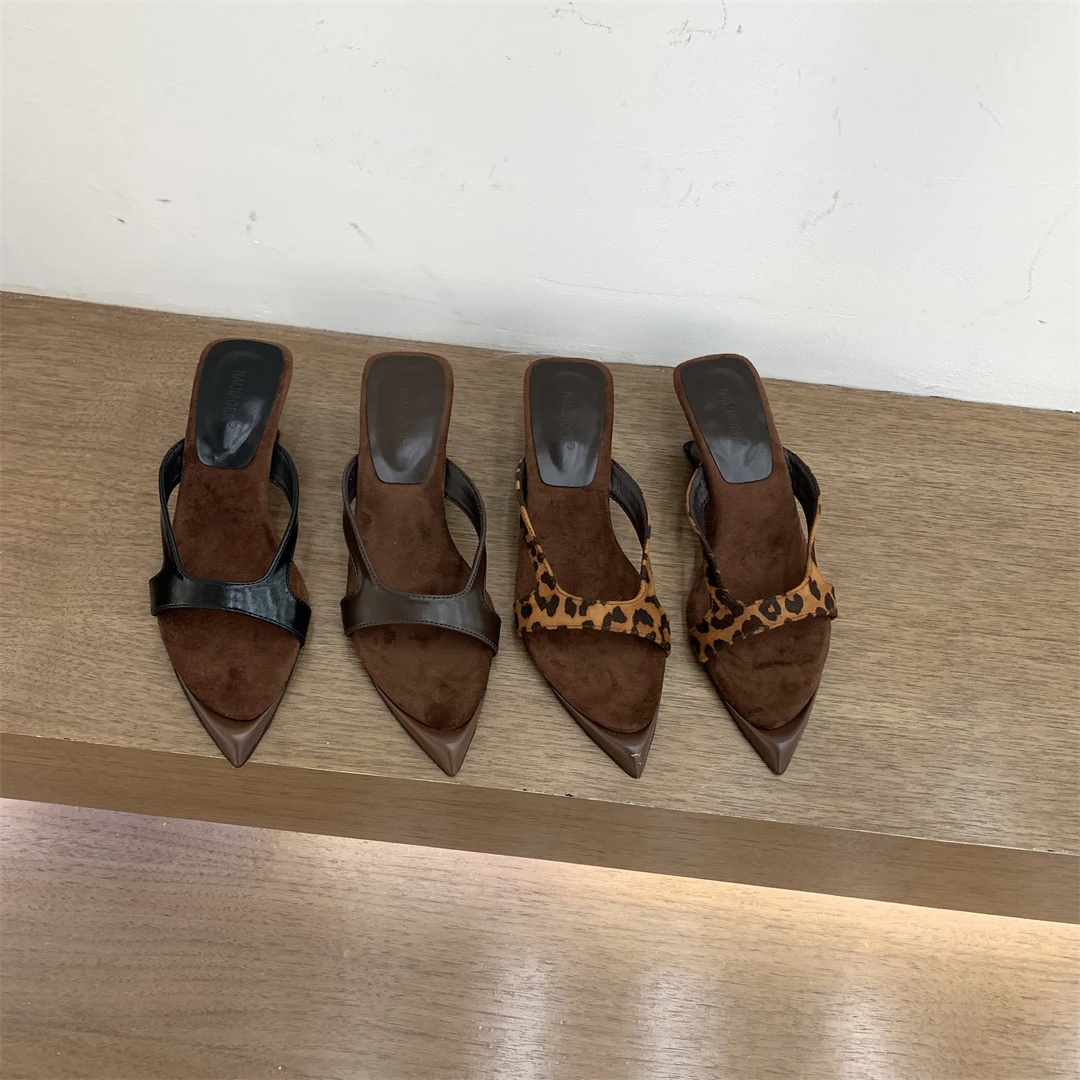 法式小众尖头豹纹一字凉拖鞋女外穿2025夏季新款百搭气质坡跟凉鞋