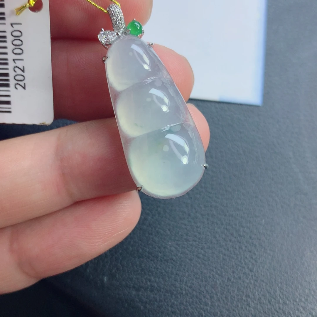 翡翠未镶嵌颈饰福豆