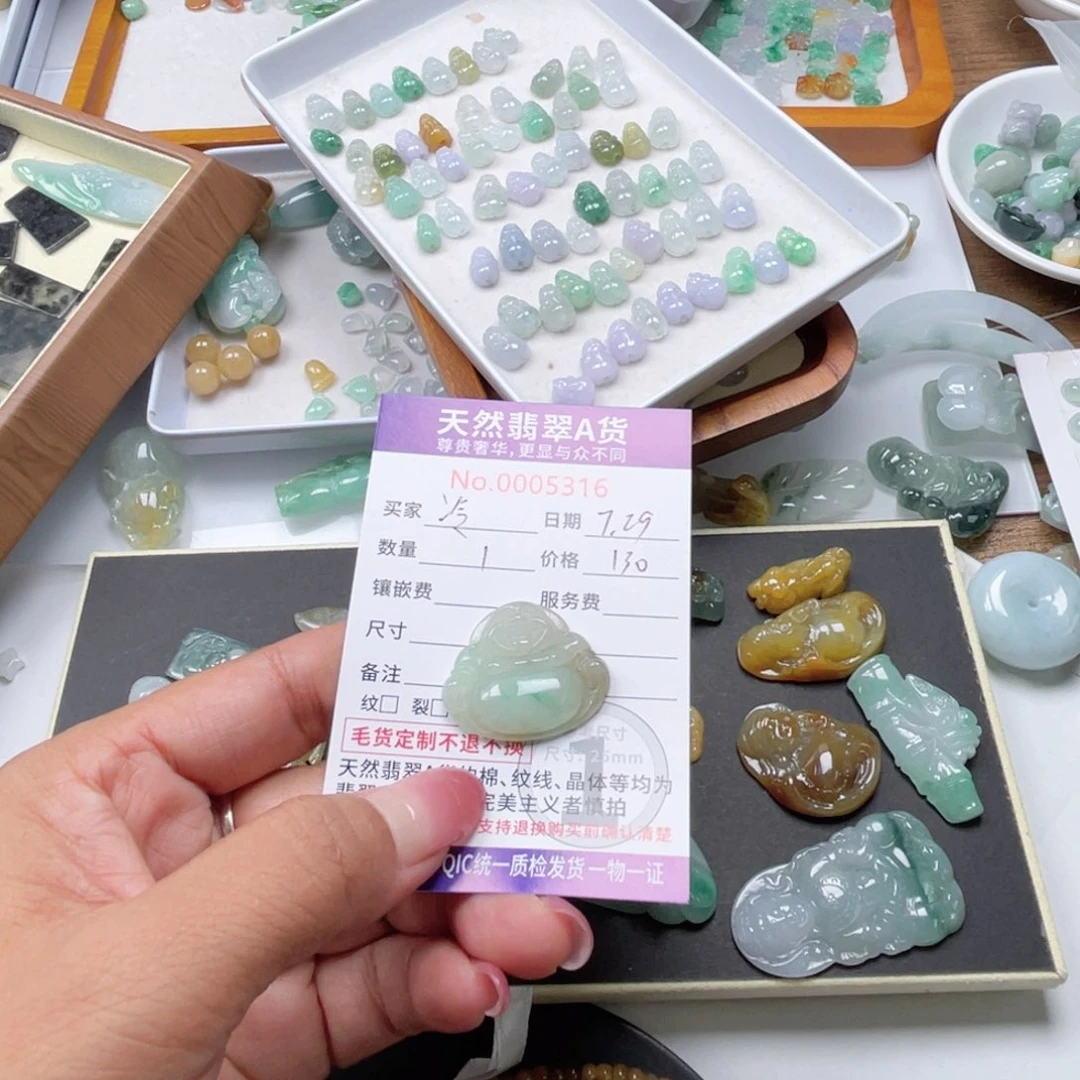 翡翠未镶嵌颈饰冷***妃