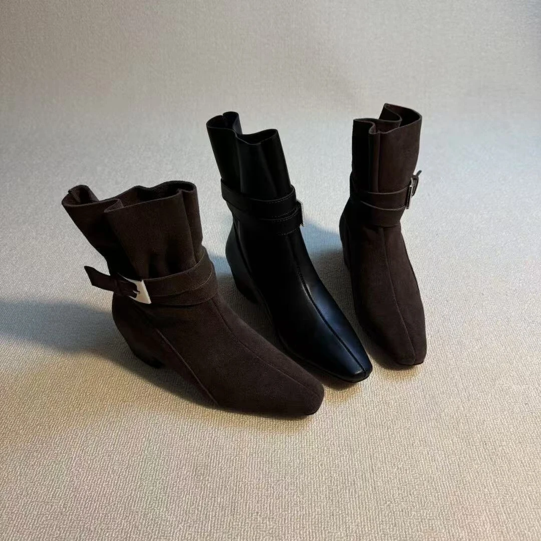 六也「帅气皮扣」老钱风高级感褶皱时尚小方头气质百搭短靴女L932