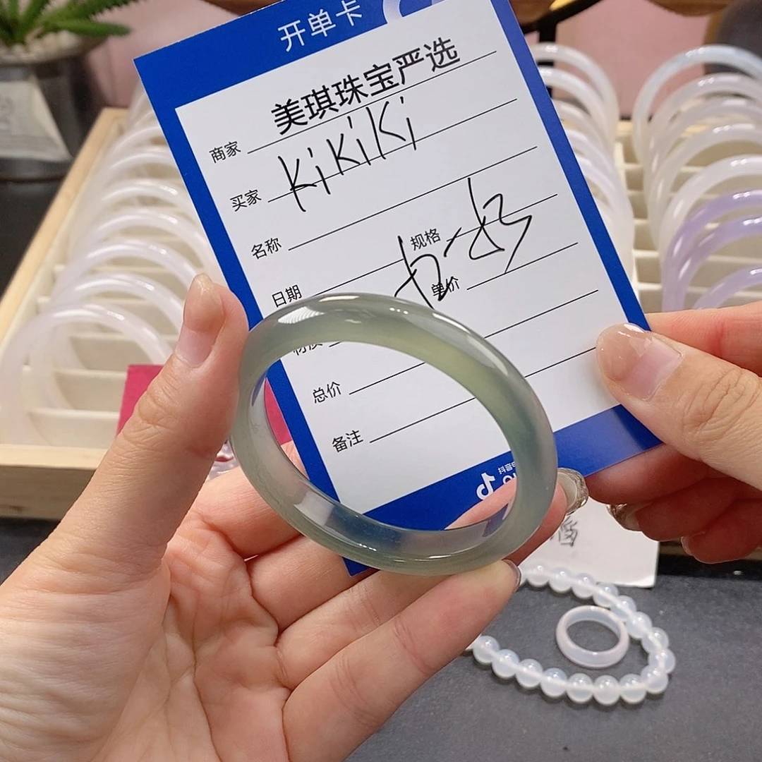 手镯玛瑙/玉髓未镶嵌k****i
