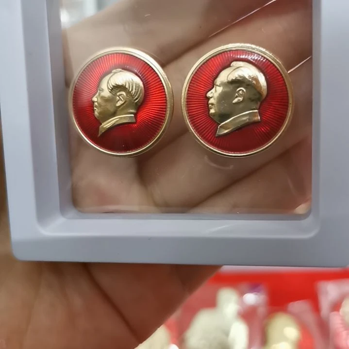 其他普通金属红色收藏纪念章2个