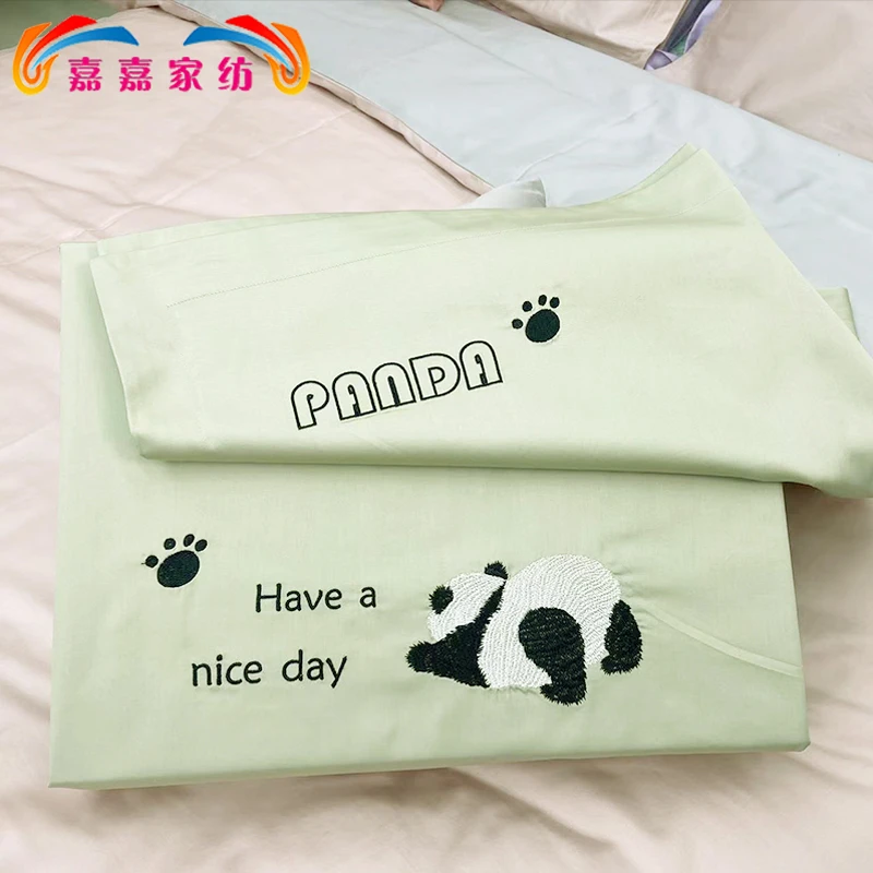 山东魏桥嘉嘉家纺全棉贡缎低碳棉纱60支纯色绣花四件套萌熊伴梦