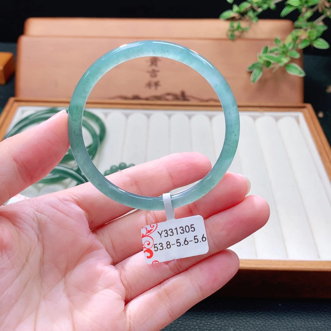 翡翠未镶嵌手镯（圆镯）