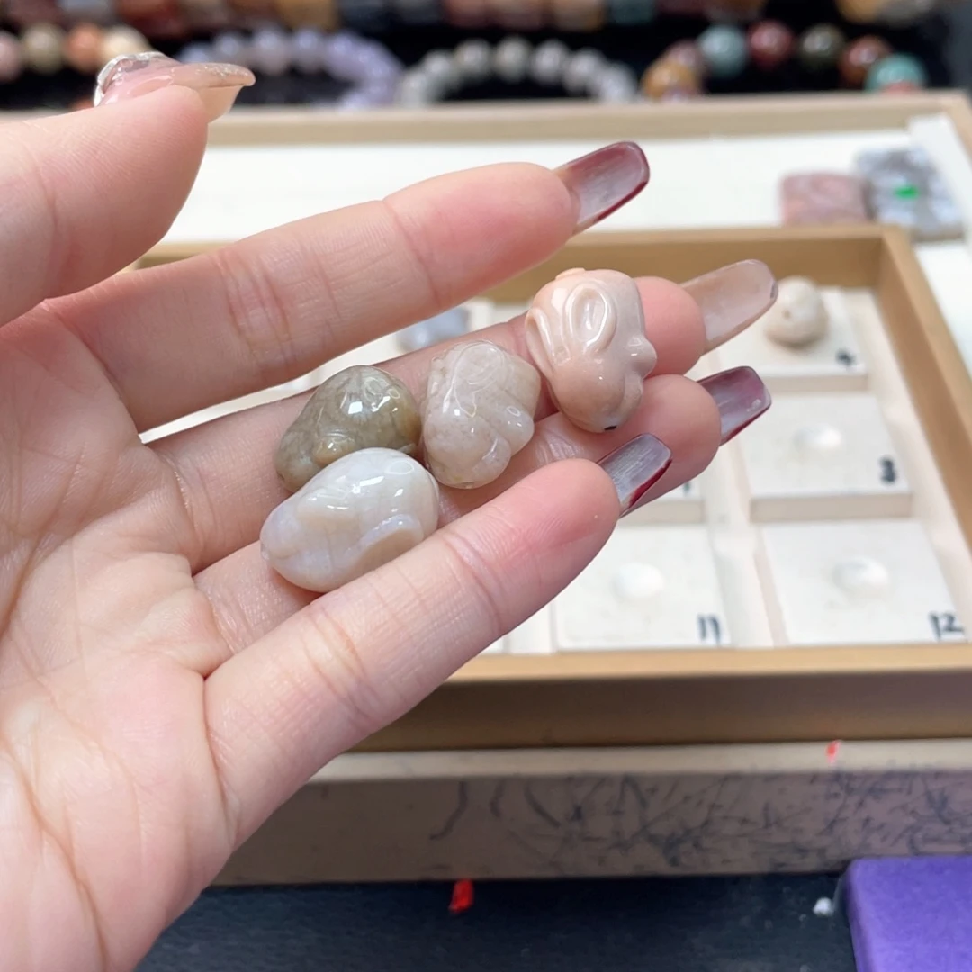 硅化珊瑚（珊瑚玉）手链未镶嵌谁**格356