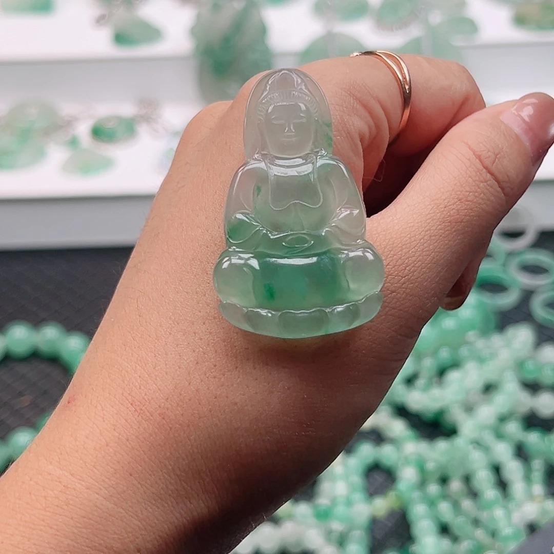 颈饰未镶嵌石英质玉（非洲翠）