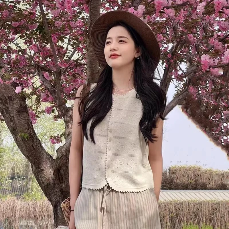 【专柜品质】夏款气质百搭圆领单排扣镂空造型针织背心148010