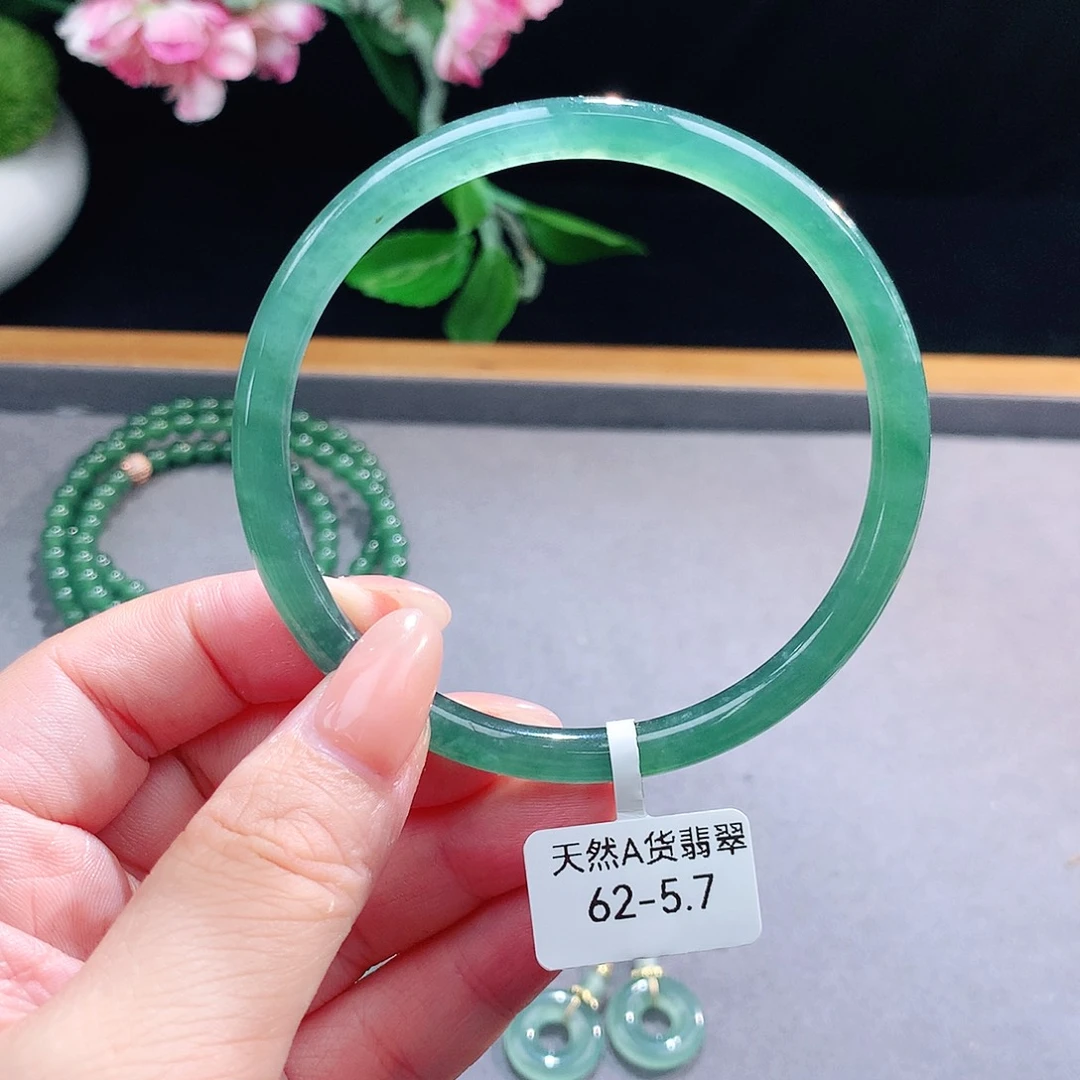 未镶嵌手镯（圆镯）翡翠