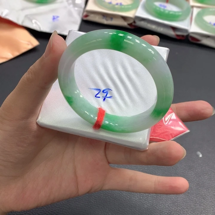 翡翠手镯未镶嵌翡翠