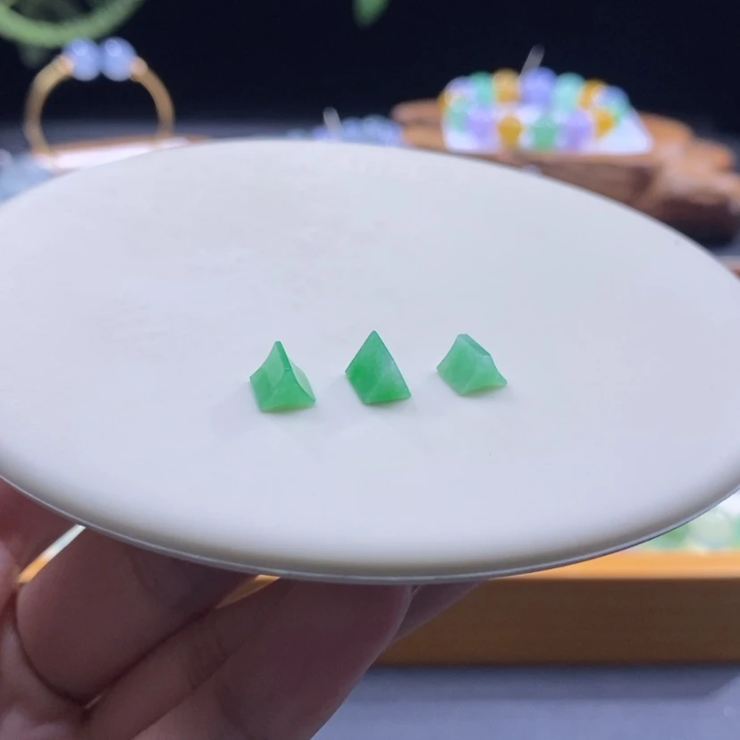 【闪购商品】翡翠颈饰未镶嵌【多样性发货只发一】绿色三角形