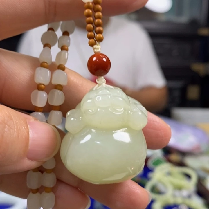 淡***云颈饰未镶嵌和田玉