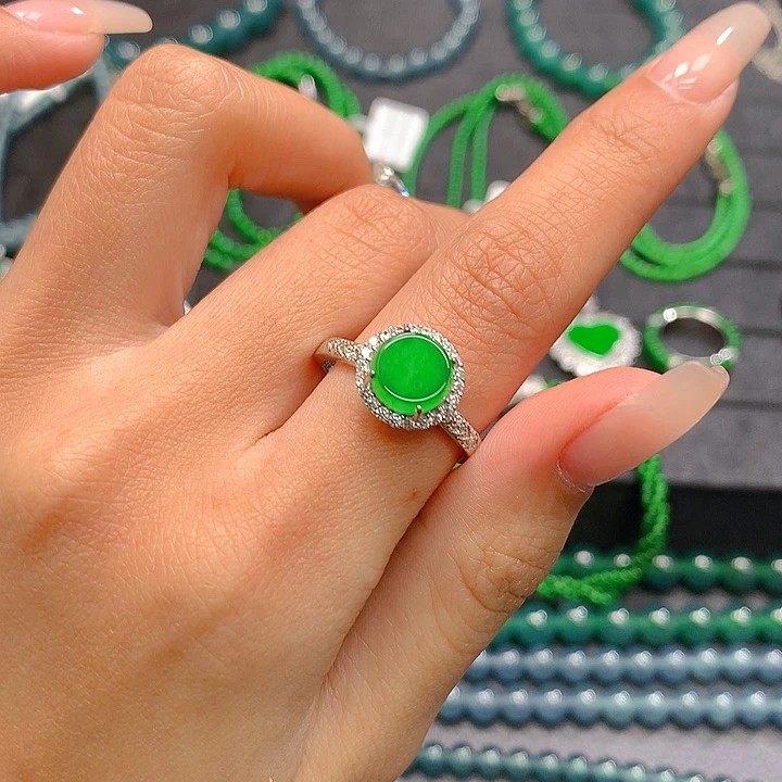 翡翠颈饰未镶嵌。。。