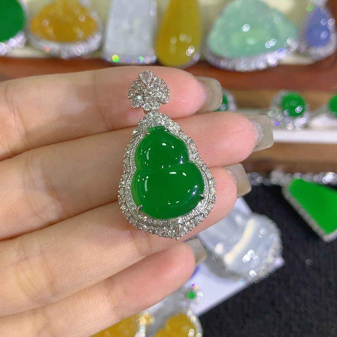 颈饰18K金镶嵌翡翠葫芦