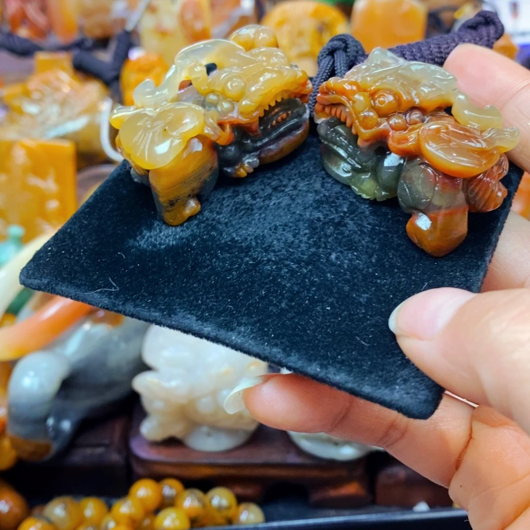未镶嵌石英质玉（黄龙玉）颈饰