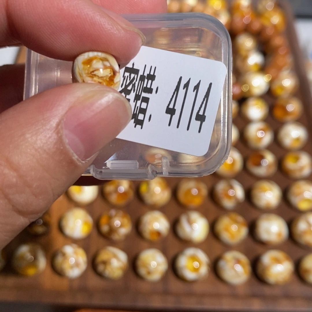 蜜蜡未镶嵌珠宝奇石4114