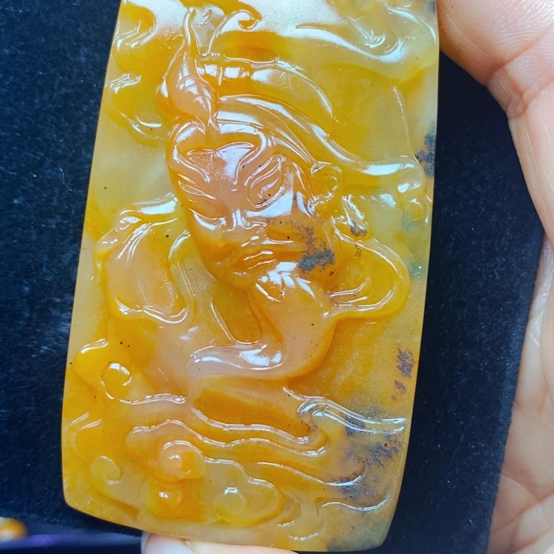 未镶嵌石英质玉（黄龙玉）颈饰