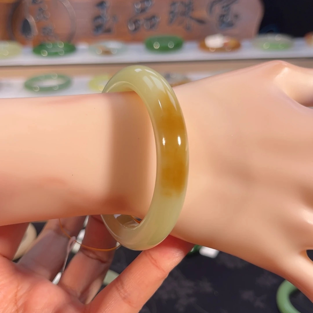 和田玉未镶嵌手镯黄口糖一口糖