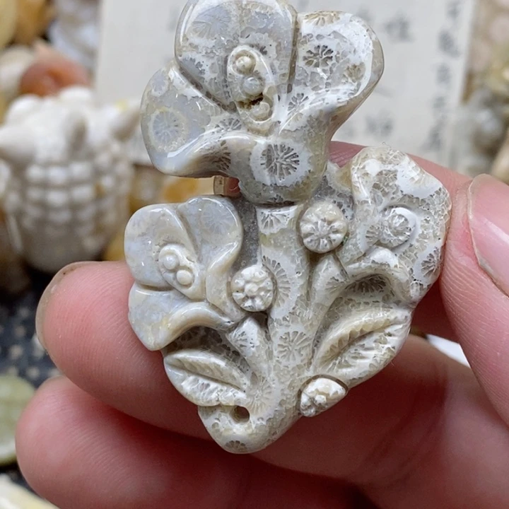 颈饰未镶嵌硅化珊瑚（珊瑚玉）有瑕