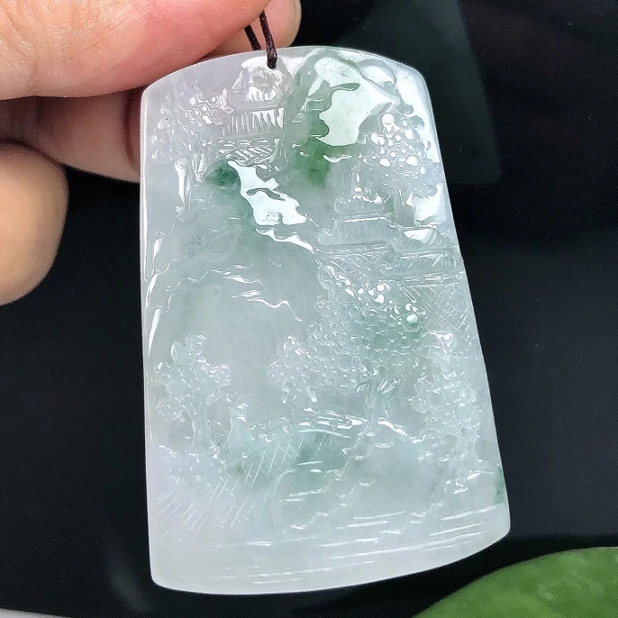 玉坠缅甸A货，冰润飘花山水牌吊坠挂件时尚冰透精雕雕刻气质时尚。