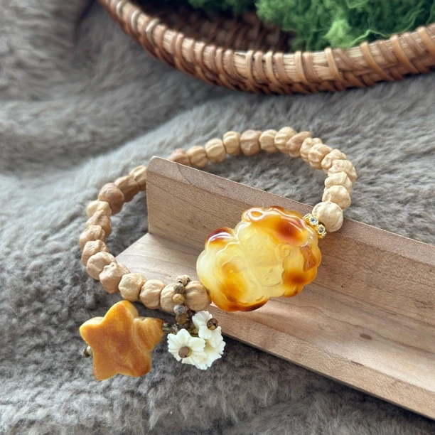 吉月蜜蜡星星小羊百香籽小花精致手串