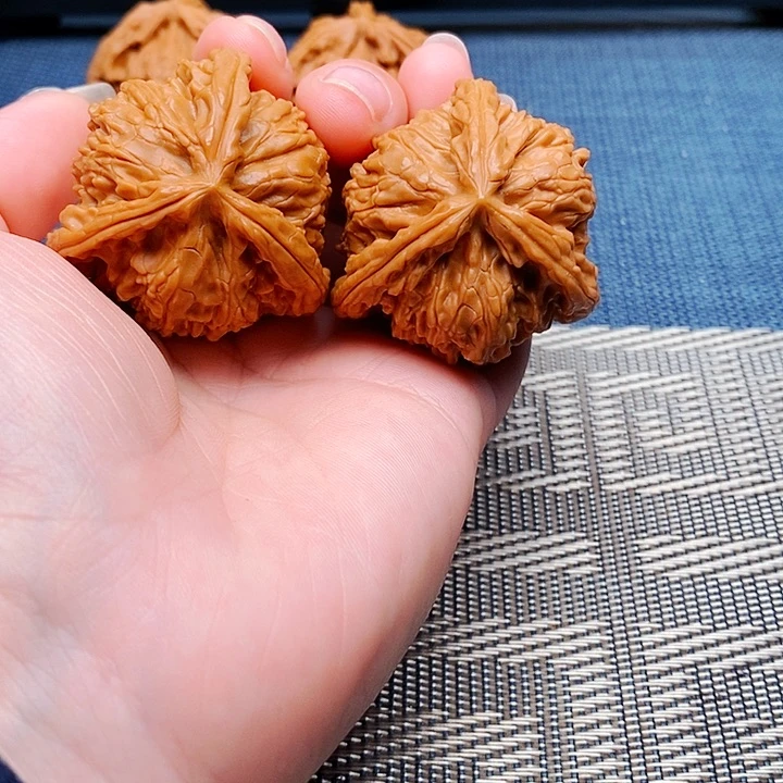 仧***文玩核桃吊坠三棱