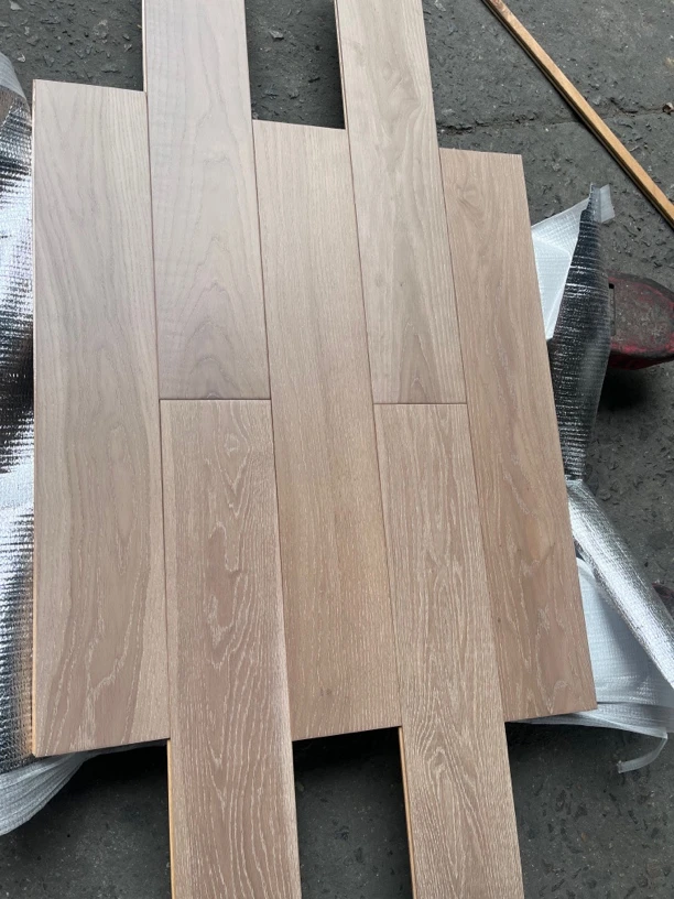 奶咖色橡木实木地板平扣910✕153×18