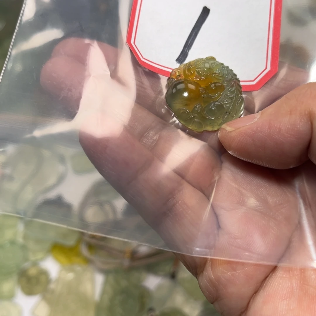 M***茜未镶嵌蛇纹石玉颈饰