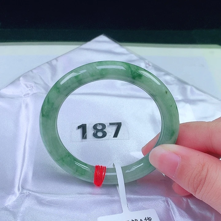翡翠手镯未镶嵌翡翠手镯