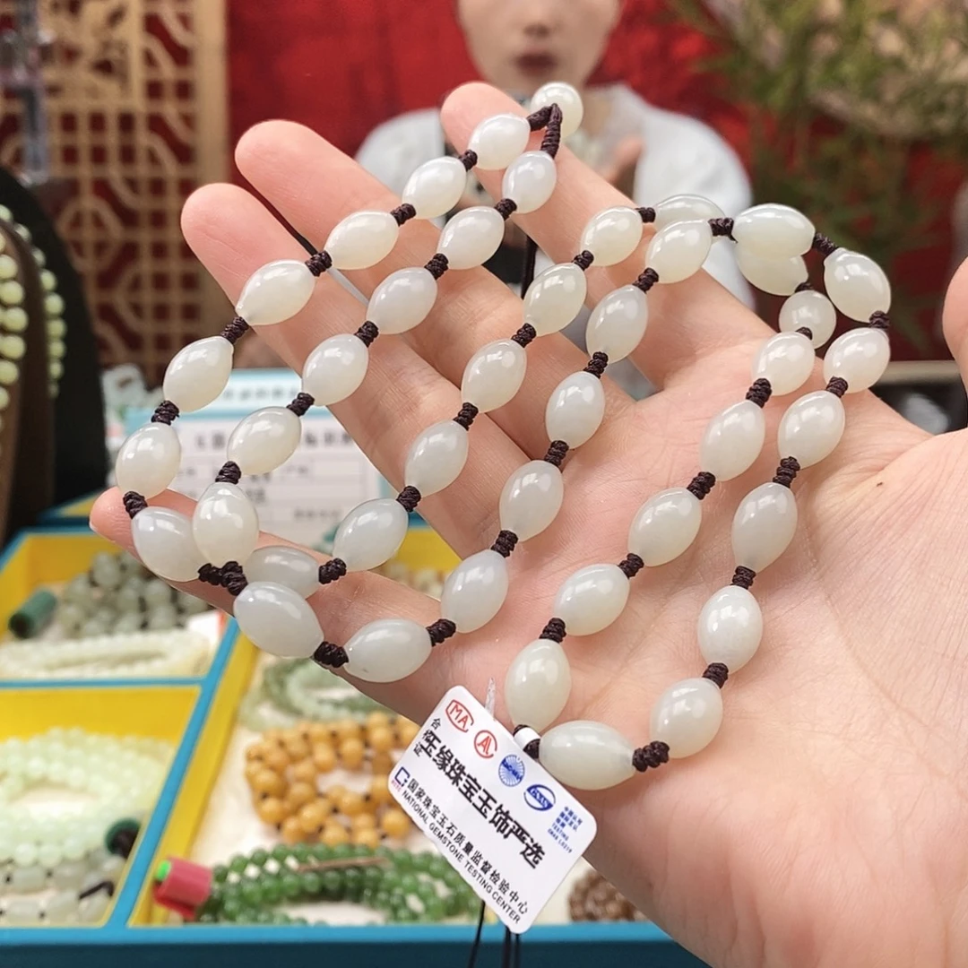 符***生和田玉未镶嵌颈饰