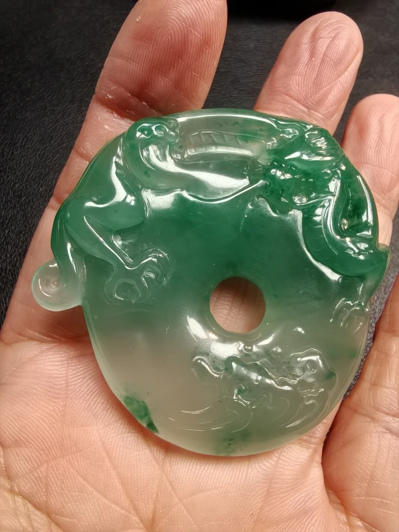 天然玉石非洲翠（独龙玉）纯手工精品吊坠圆龙牌高冰飘绿花时尚款