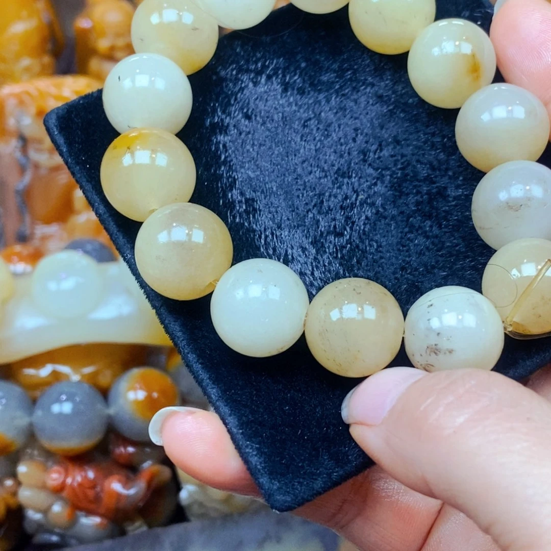 未镶嵌石英质玉（黄龙玉）颈饰