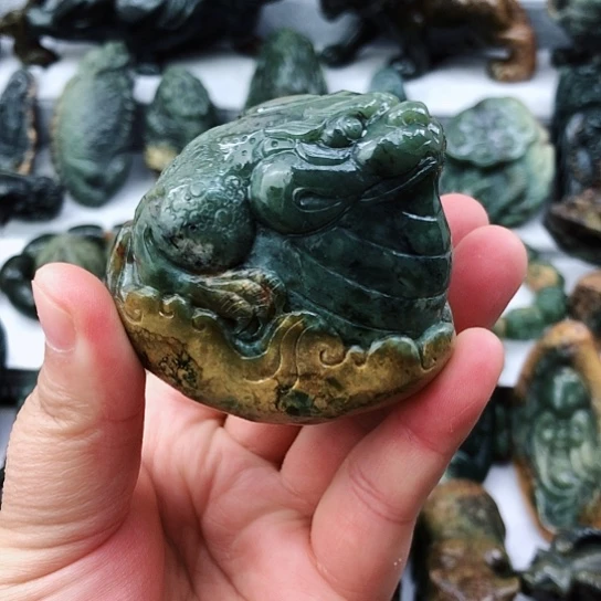 未镶嵌岫岩河磨玉（透闪石质玉）把件